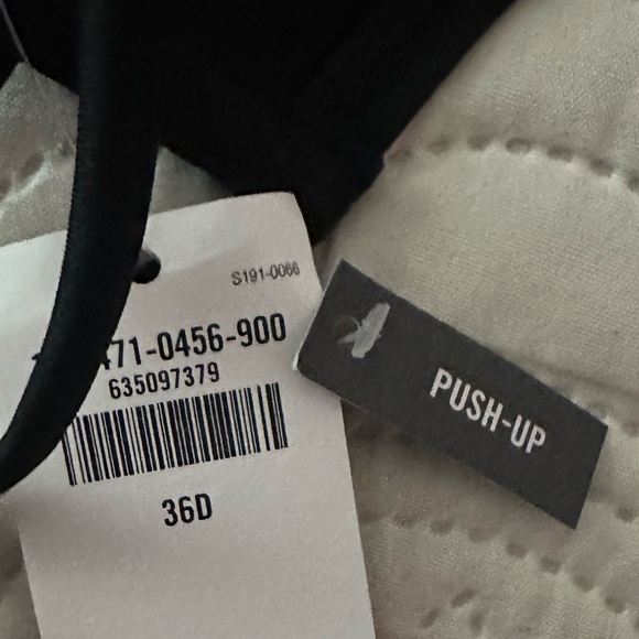 NWT Abercrombie and Finch bikini top - Picture 3 of 3